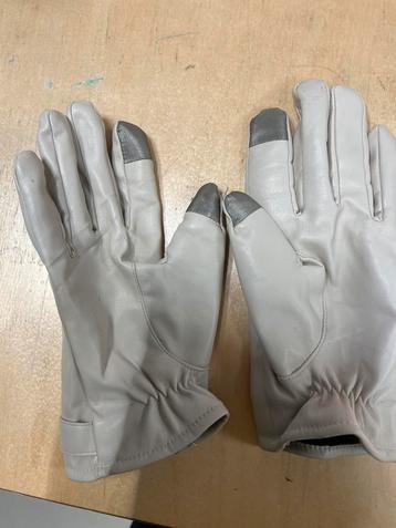 Beige handschoenen beschikbaar voor biedingen