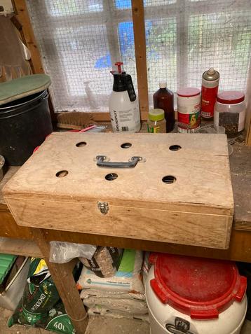 Stevige vervoerskist voor vogels beschikbaar voor biedingen