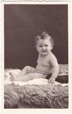 Foto - Kind - Baby Ketting Deken Bont Kussen Naakt, Verzamelen, Gebruikt, Ophalen of Verzenden, Foto, Voor 1940