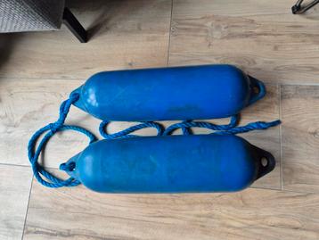 2 x boei/stootwilg boot beschikbaar voor biedingen