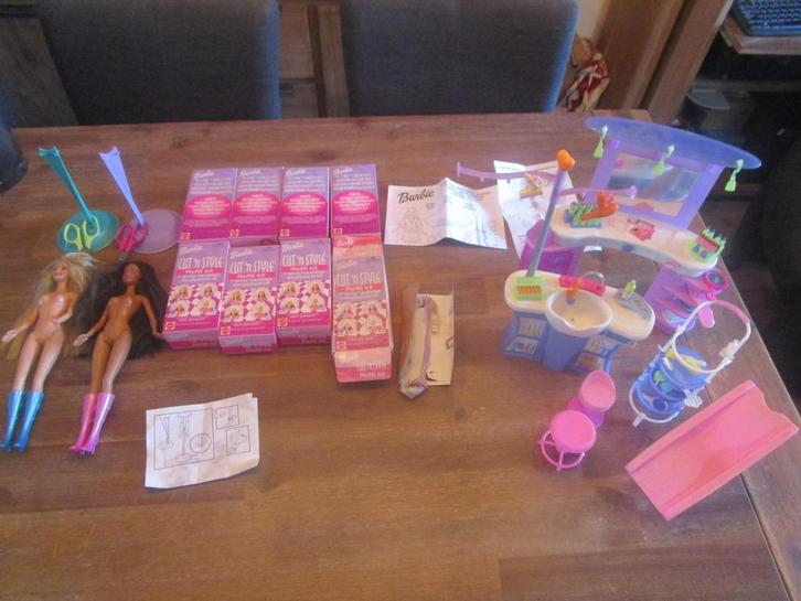 barbie kapsalon 2 cut n style poppen en 7,5  vp refills, Kinderen en Baby's, Speelgoed | Poppen, Gebruikt, Barbie, Ophalen of Verzenden