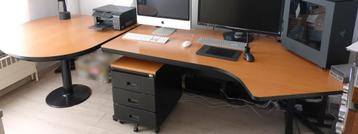 mooi bureau met meeting table beschikbaar voor biedingen