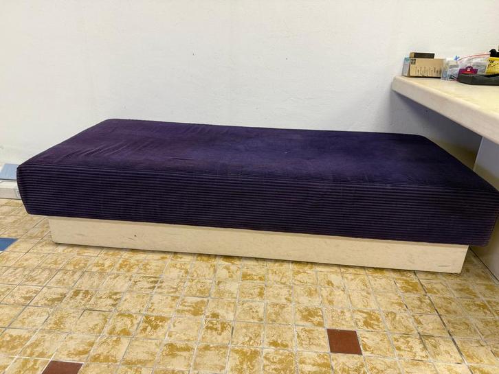 Opklapbare Hocker / Slaapbank met Opbergruimte – Donkerpaars, Huis en Inrichting, Slaapkamer | Slaapbanken, Gebruikt, Ophalen