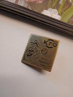Oude KRO pin - Country time, Verzamelen, Speldjes, Pins en Buttons, Ophalen of Verzenden