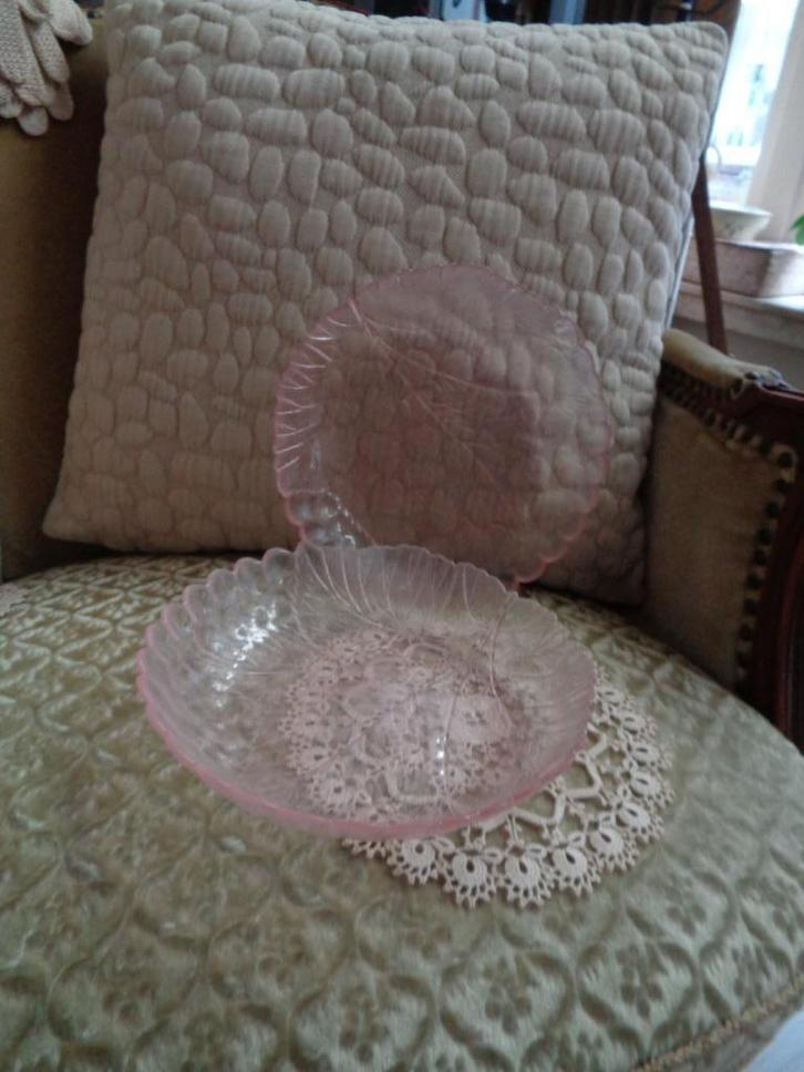 2 Brocante Roze Glazen Borden met Blader Motief ** Mimosa **, Antiek en Kunst, Antiek | Glas en Kristal, Ophalen of Verzenden