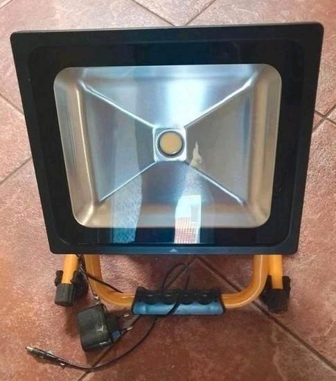 Vetec LED bouwlamp oplaadbaar met 220v oplader., Doe-het-zelf en Verbouw, Bouwverlichting, Zo goed als nieuw, Minder dan 50 watt