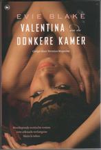 Roman: Valentina en de donkere kamer, Boeken, Ophalen of Verzenden, Zo goed als nieuw