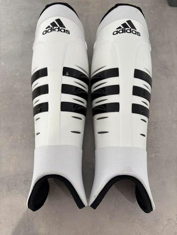Adidas Scheenbeschermers Maat L beschikbaar voor biedingen