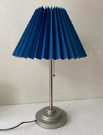 Jaren 80 tafellamp Vandeheg met geplooide blauwe kap, Minder dan 50 cm, Gebruikt, Ophalen of Verzenden, Metaal