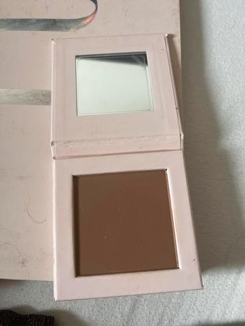 Te koop  l’oye makeup, bronzer, blush, foundation beschikbaar voor biedingen