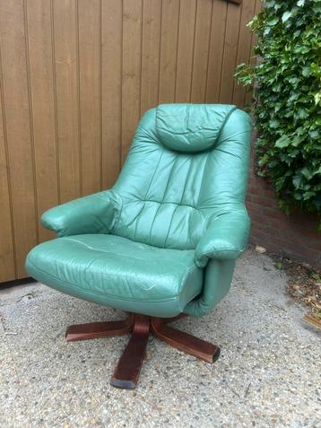Groene vintage relaxstoel met houten poot beschikbaar voor biedingen