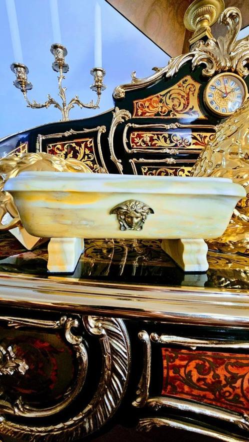 Versace "marble sarcophagi designed by Gianni Versace", Antiek en Kunst, Kunst | Designobjecten, Ophalen of Verzenden