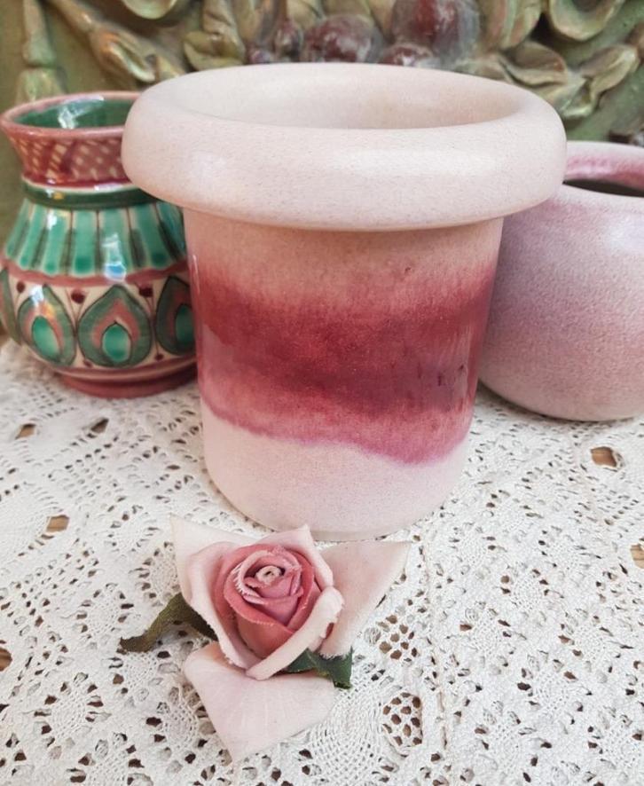 Vintage keramiek potterie vaasje met bordeau rode rand, Antiek en Kunst, Curiosa en Brocante, Ophalen of Verzenden
