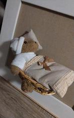 Beertje liggen in een maandje met lijst om te hangen, Kinderen en Baby's, Kinderkamer | Inrichting en Decoratie, Ophalen of Verzenden