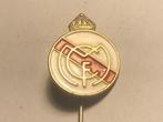 Metalen MCF VOETBALCLUB Speld (Wit/Oranje/Messingkleur)., Verzenden, Zo goed als nieuw, Sport, Speldje of Pin