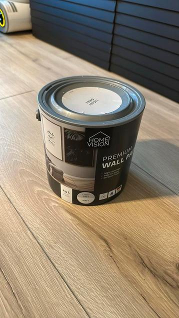 Muurverf lichtgrijs beschikbaar voor biedingen