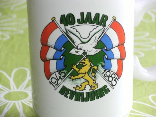 Mok 40 jaar bevrijding - Oranjevereniging Zuidlaren  - 1985, Verzamelen, Overige Verzamelen, Zo goed als nieuw, Ophalen of Verzenden