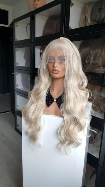 Luxe Lace Pruik: Licht gemeleerd blond, grove slag beschikbaar voor biedingen