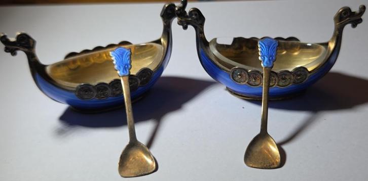 Noors zilveren zoutbakjes met lepeltje en geëmailleerd, Antiek en Kunst, Antiek | Goud en Zilver, Zilver, Verzenden