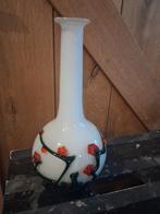 Antieke witte vaas met bloemdecoratie, Wit, Ophalen of Verzenden, Minder dan 50 cm, Glas