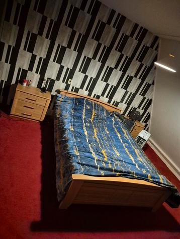 Bed met kastjes (zonder matras) beschikbaar voor biedingen