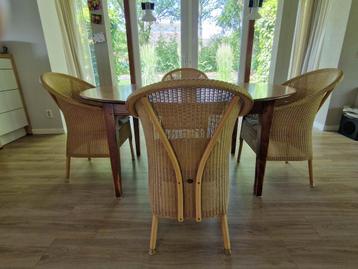 Eetkamertafel + stoelen beschikbaar voor biedingen