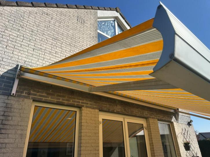 geel gestreept elektrisch zonnescherm met afstandsbediening, Tuin en Terras, Zonneschermen, Gebruikt, Knikarmscherm, 150 tot 300 cm