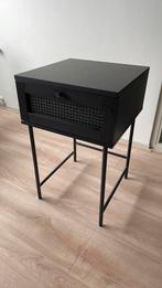 Nachtkastje/tafeltje zwart van Fonq, Huis en Inrichting, Slaapkamer | Nachtkastjes, Ophalen, Minder dan 45 cm, 55 tot 70 cm, Zo goed als nieuw