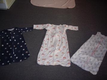 17 rompertjes verschillende maten + 3 slaapzakken beschikbaar voor biedingen