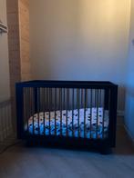 Zwart ledikant met bruine spijlen, Kinderen en Baby's, Ophalen, Gebruikt, Ledikant