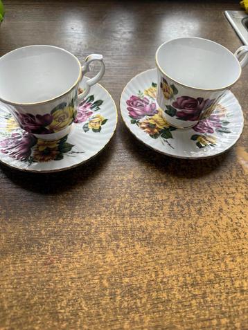 2 kopjes met 2 schaaltjes beschikbaar voor biedingen