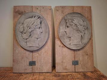 Set van twee sobere wanddecoraties beschikbaar voor biedingen