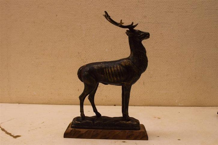Gietijzeren beeld van een hert op een plankje 47842, Verzamelen, Beelden en Beeldjes, Gebruikt, Dier, Ophalen of Verzenden