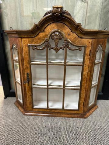 Antieke Wandvitrine Wortelnotenfineer beschikbaar voor biedingen