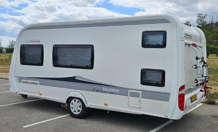 Hobby 490kmf, Caravans en Kamperen, Caravans, Particulier, tot en met 6, 1000 - 1250 kg, Treinzit, Hobby, Dwarsbed, Stapelbed