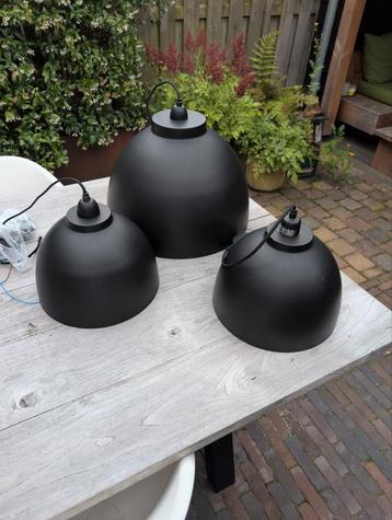 3 Zwarte Hanglampen met Goudlook Binnenzijde beschikbaar voor biedingen