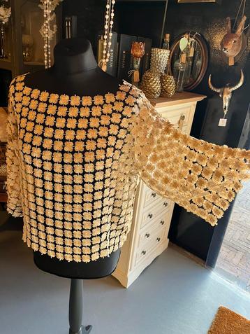 Top goudkleurig opengewerkt beschikbaar voor biedingen