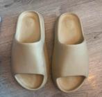 Yeezy slides, Ophalen of Verzenden, Zo goed als nieuw, Hardloopschoenen, Overige merken