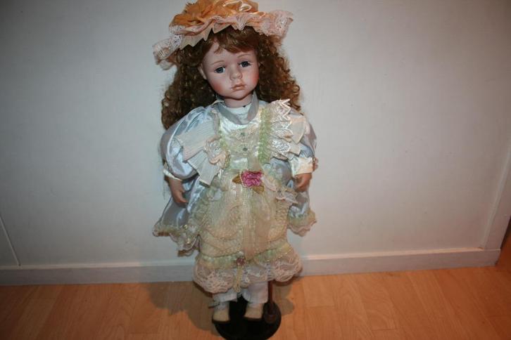 Prachtige pop met porseleinen lichaamsdelen, Verzamelen, Poppen, Zo goed als nieuw, Pop, Ophalen of Verzenden