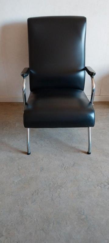 Zwarte vintage stoel / zetel beschikbaar voor biedingen