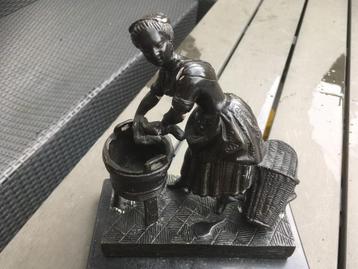Zwaar Vintage Beeld De wasvrouw zwart gepatineerd brons beschikbaar voor biedingen