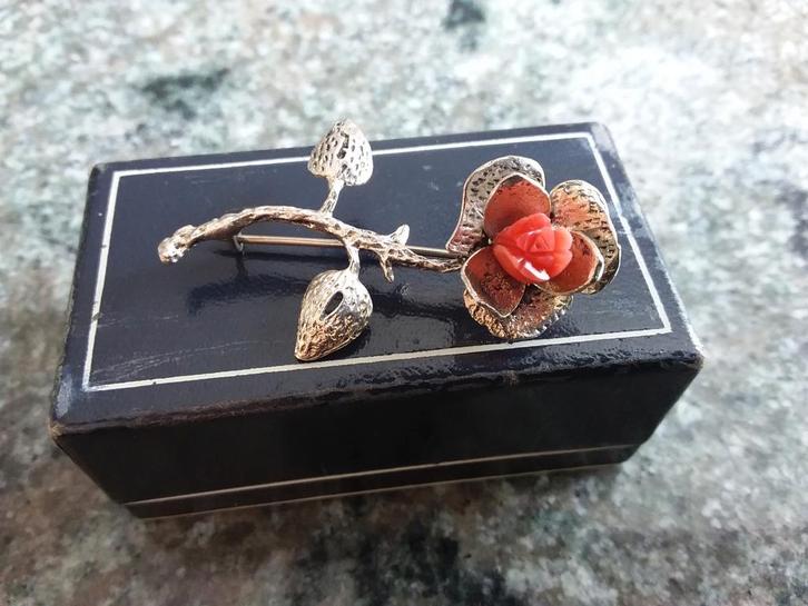 Antiek broche met bloem van imitatie bloedkoraal, Sieraden, Tassen en Uiterlijk, Antieke sieraden, Broche, Overige materialen