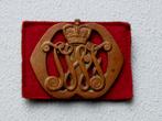 Baretembleem Johan Willem Friso met oud achtergrondje, Verzamelen, Militaria | Algemeen, Verzenden, Landmacht, Nederland, Embleem of Badge