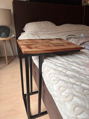 Bijzettafel mangohout beschikbaar voor biedingen
