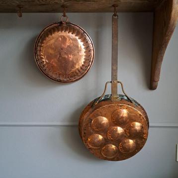 Koperen oude brocante grote poffertjespan met steel *Etage3* beschikbaar voor biedingen