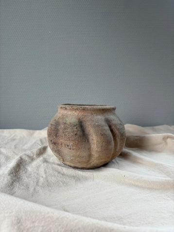 Vintage ceramic rustic zandkleurig structuur vaasje d13cm beschikbaar voor biedingen
