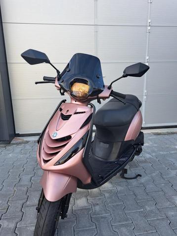 Piaggio Zip 4T Scooter Mat Lichtroze FULL OPTION (BROM) beschikbaar voor biedingen