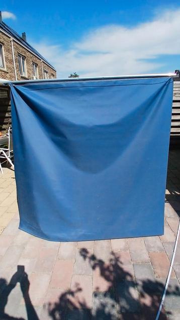 2 verduisterende blauwe rolgordijnen 193cm breed en 150 hoog beschikbaar voor biedingen