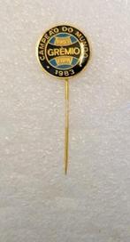 volmetaal voetbal speld Gremio 1903 uit Brazilië, Verzamelen, Speldjes, Pins en Buttons, Ophalen of Verzenden, Gebruikt, Sport