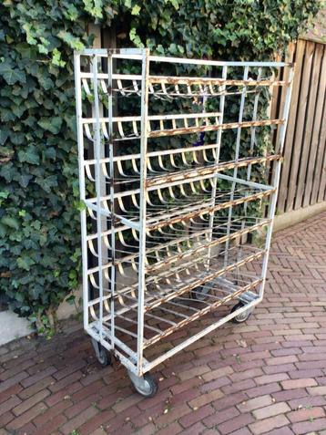 Oude broodkar uit bakkerij beschikbaar voor biedingen